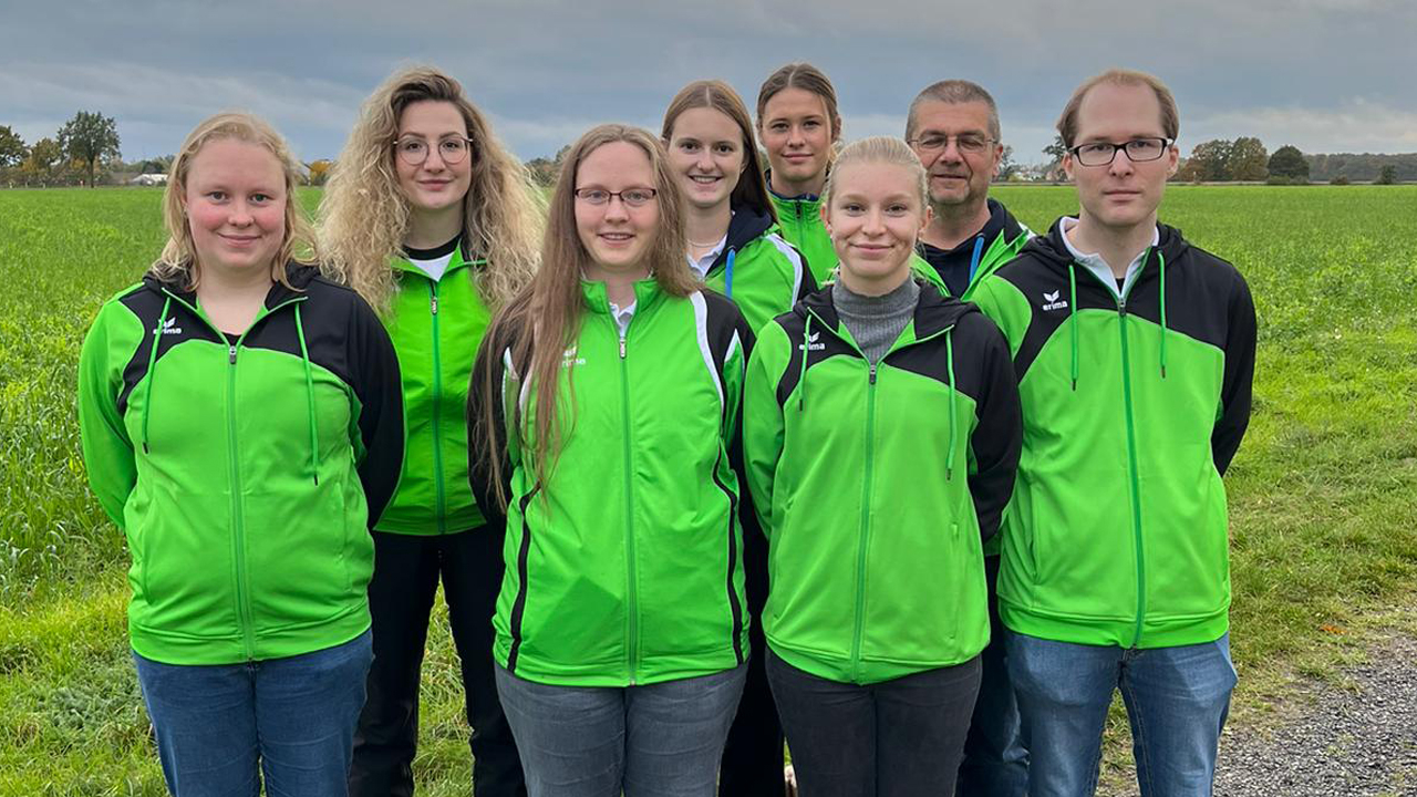 v. l.: Patricia Weede, Lina Meier, Tanja Zupke, Hannah Ehlers, Celina Dahm, Leonie Werner, Andreas Berthold und Florian Jeger